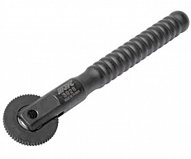 На сайте Трейдимпорт можно недорого купить Ролик для ремонта автомобильных шин со стальной ручкой. 